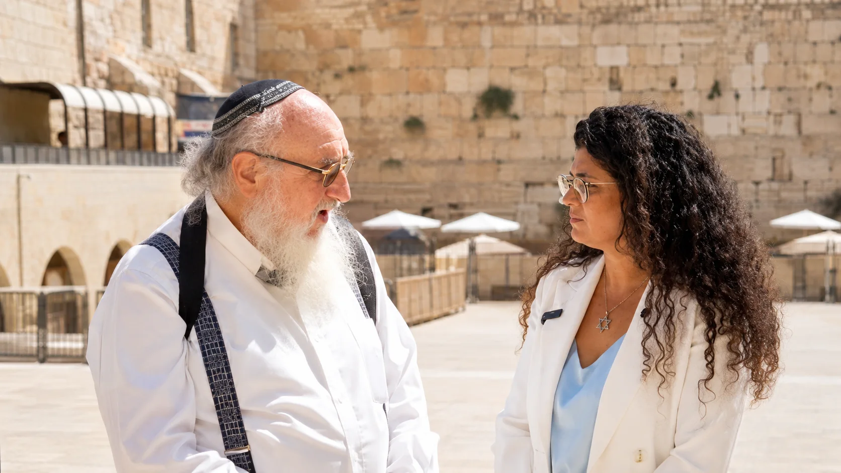 ג'ונתן פולארד ושרן השכל בהכרזה סמוך לכותל