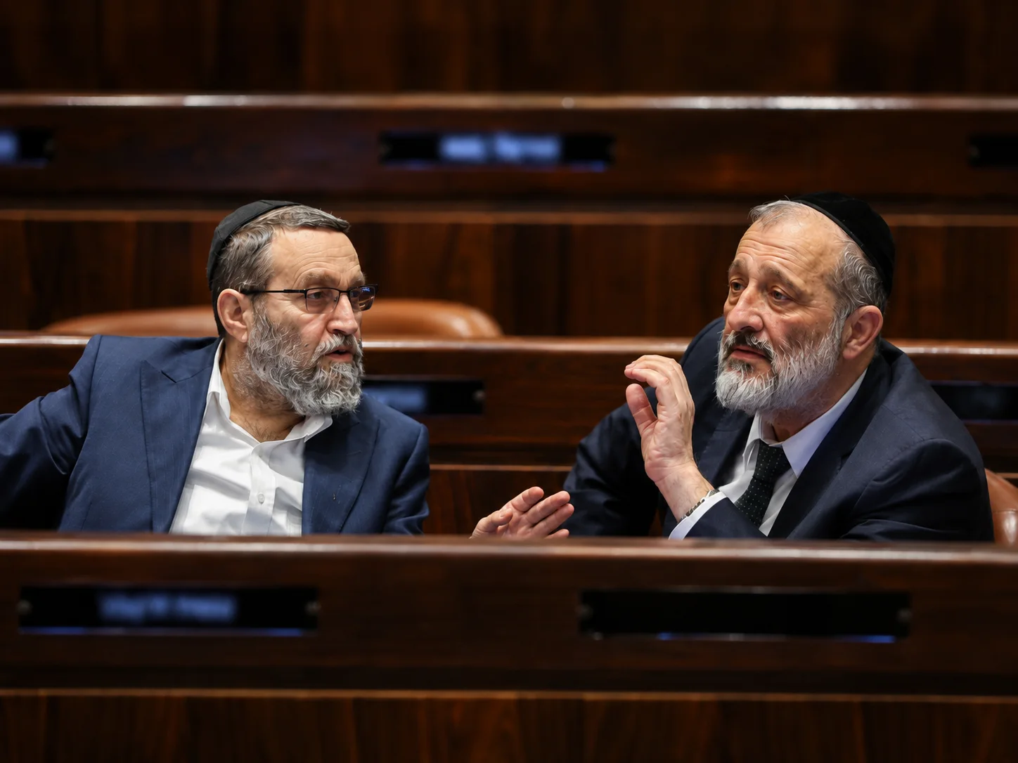 יו"ר ש"ס אריה דרעי ויו"ר דגל התורה משה גפני בשיחה במליאת הכנסת
