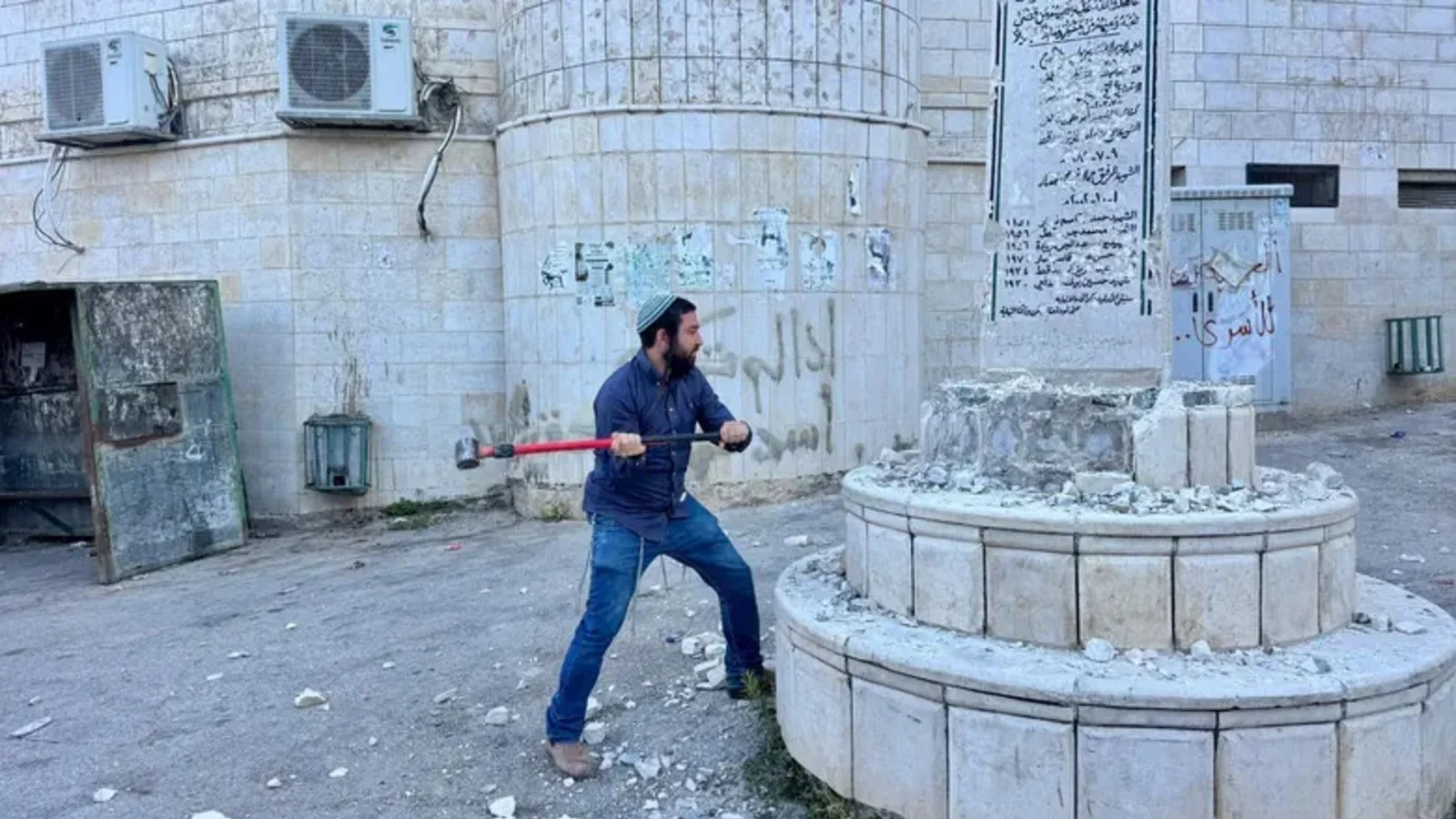 ח"כ צבי סוכות מנפץ את האנדרטה בכפר מאדמא