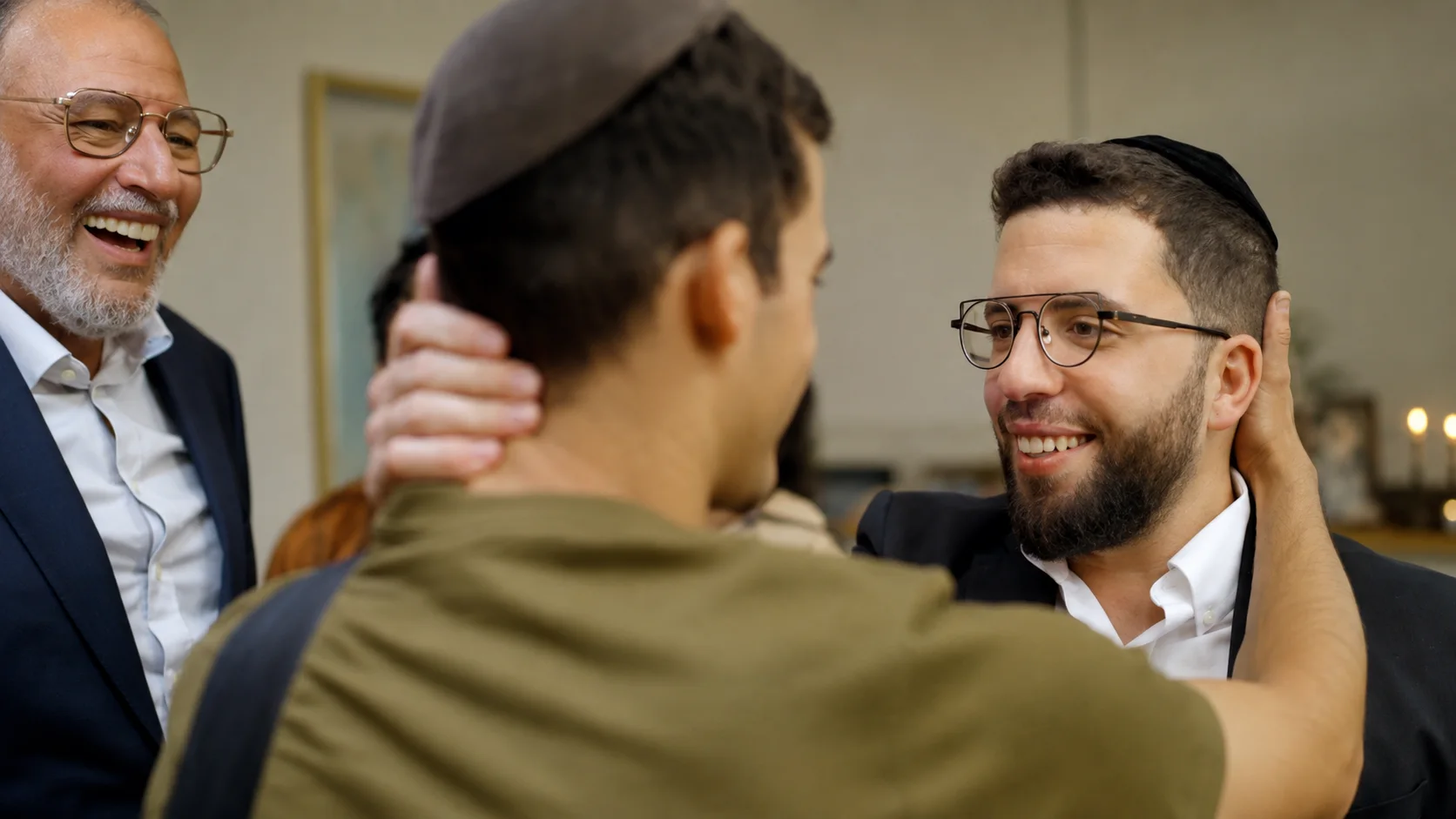מתוך סרטון הקמפיין החדש של ש"ס, המציג מפגש משפחתי בין בן ישיבה לאחיו המשרת בצה"ל