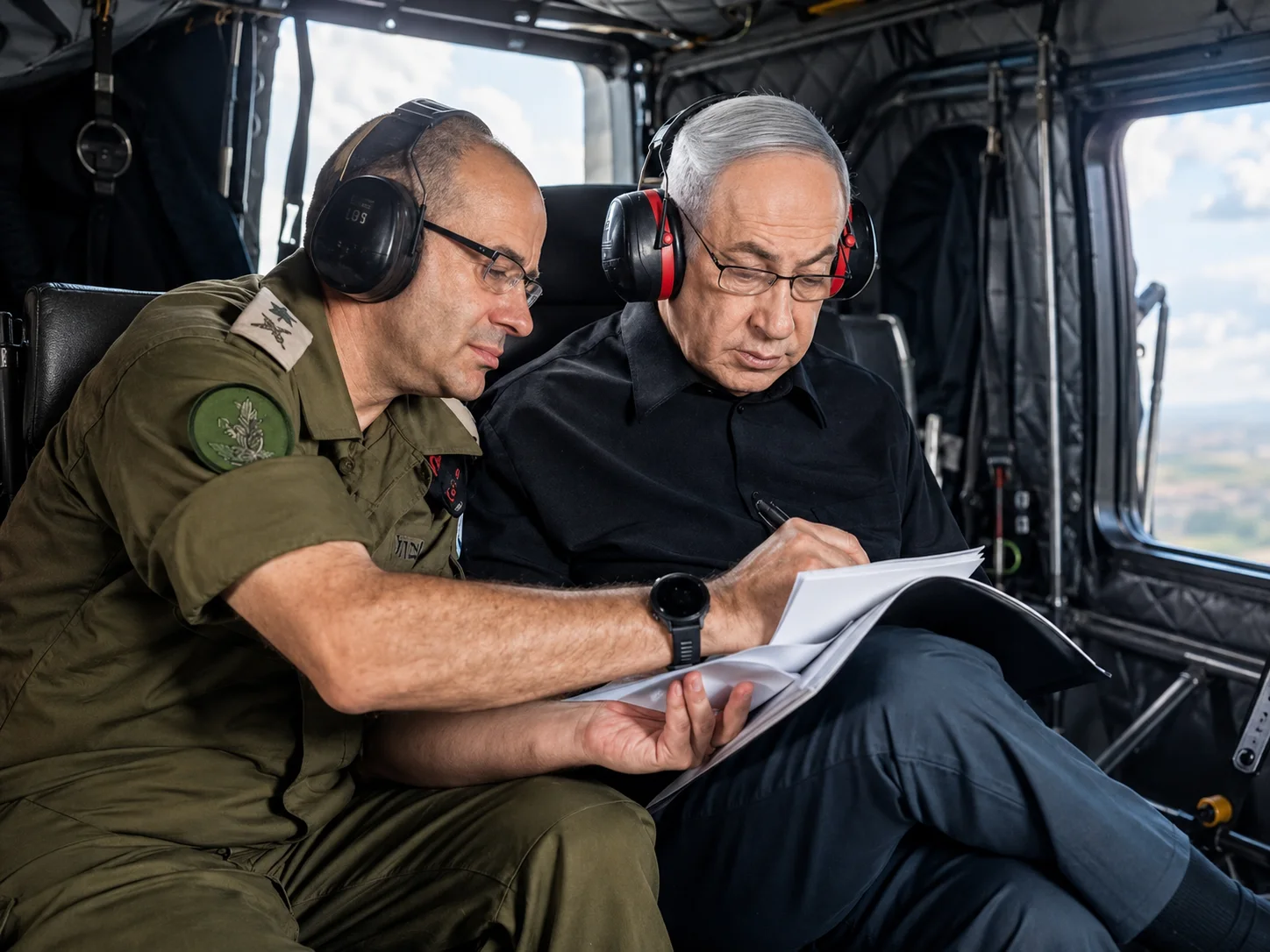 רומן גופמן לצד בנימין נתניהו במסוק