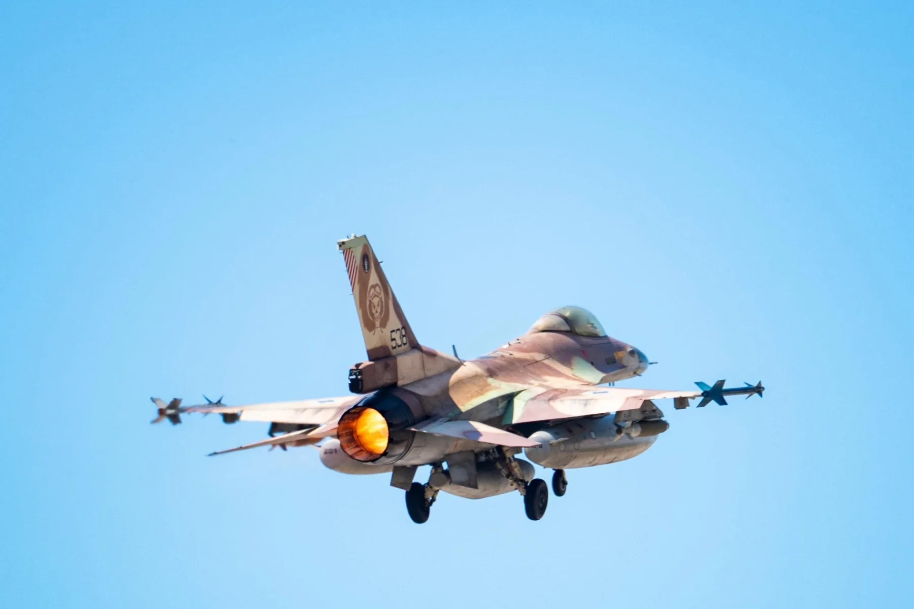 מטוס F-16 של חיל האוויר במהלך טיסה