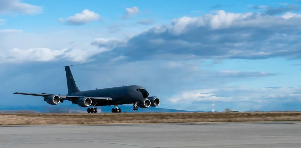 מטוס תדלוק אמריקני KC 135 נוחת בבסיס חיל האוויר פיירצ'יילד