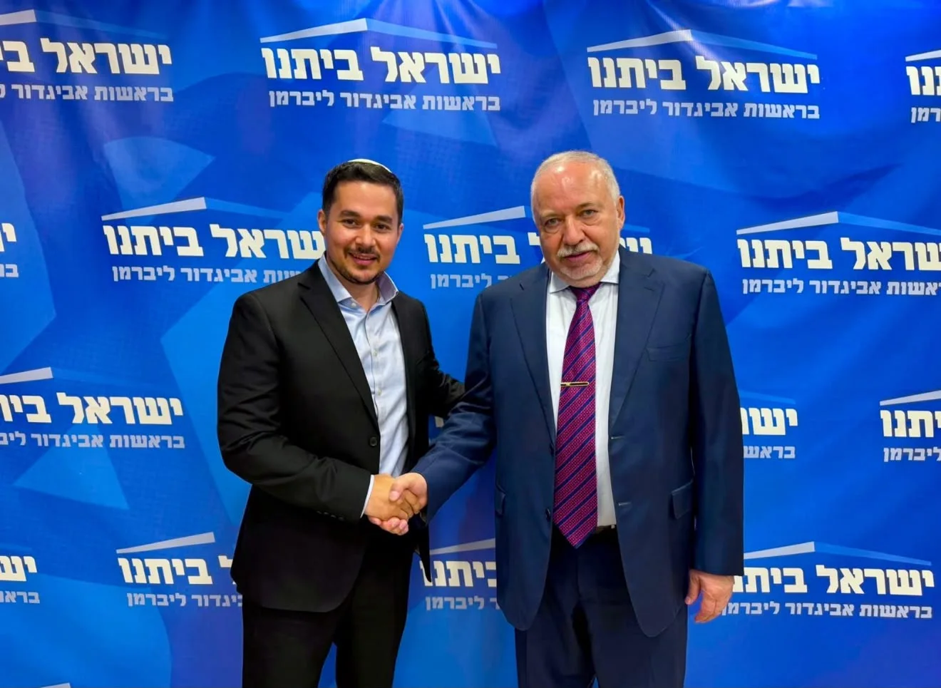 לחיצת הידיים במעמד ההצטרפות לישראל ביתנו
