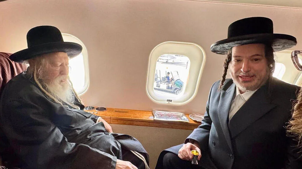 הנגיד יואלי לנדאו במטוסו הפרטי עם האדמו"ר מגור