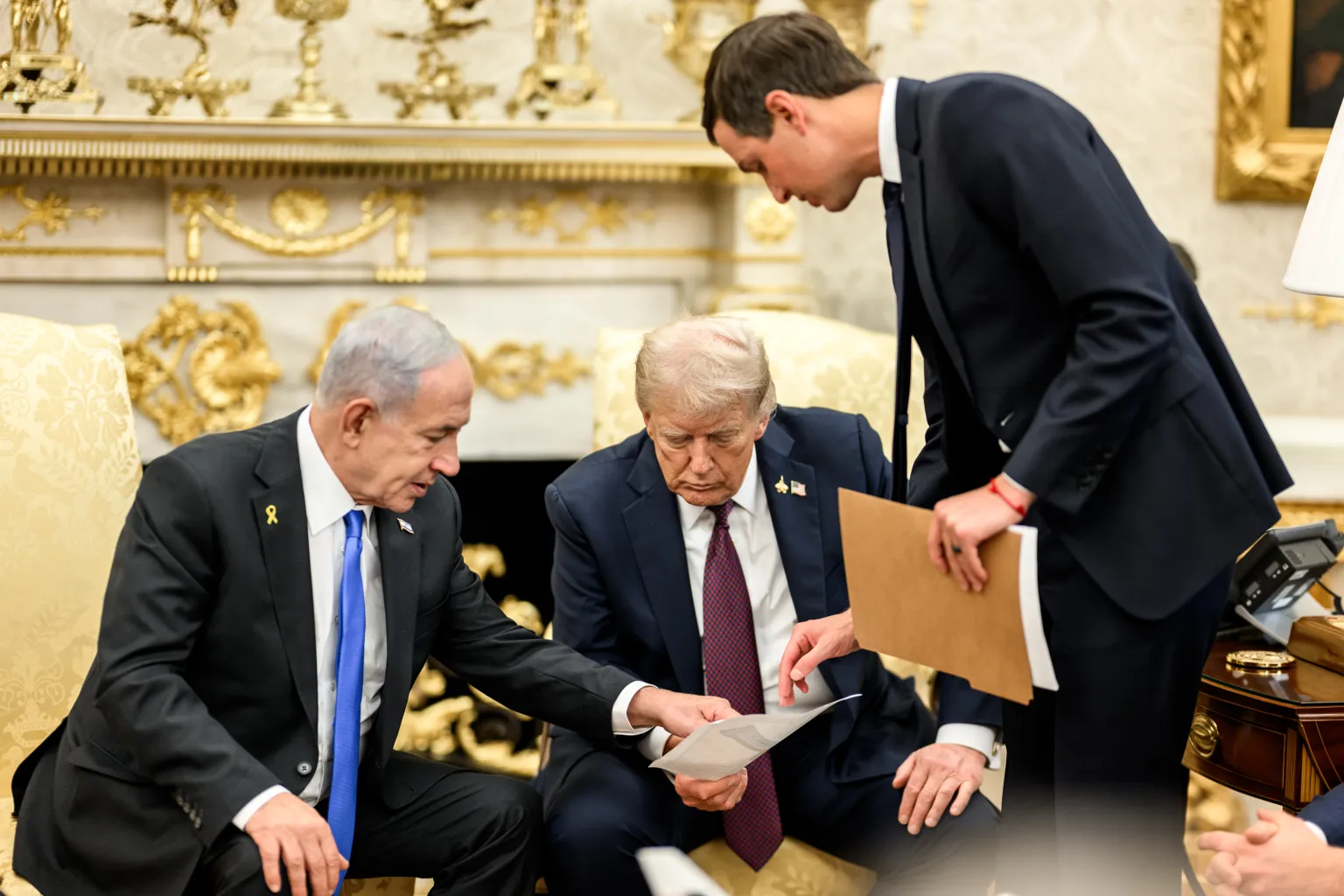 ג'ארד קושנר לצד ראש הממשלה נתניהו והנשיא טראמפ בבית הלבן